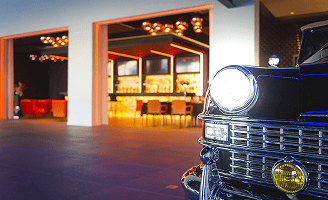 Vintage auto in de Main Room van DD2