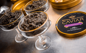 Caviar geserveerd in glazen naast een blikje Royal Belgian Caviar